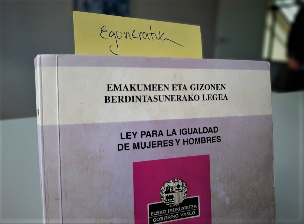 Genero-ikuspegia laneko segurtasunaren eta osasunaren eremuan txertatzea sustatuko dute Euskal administrazio publikoek